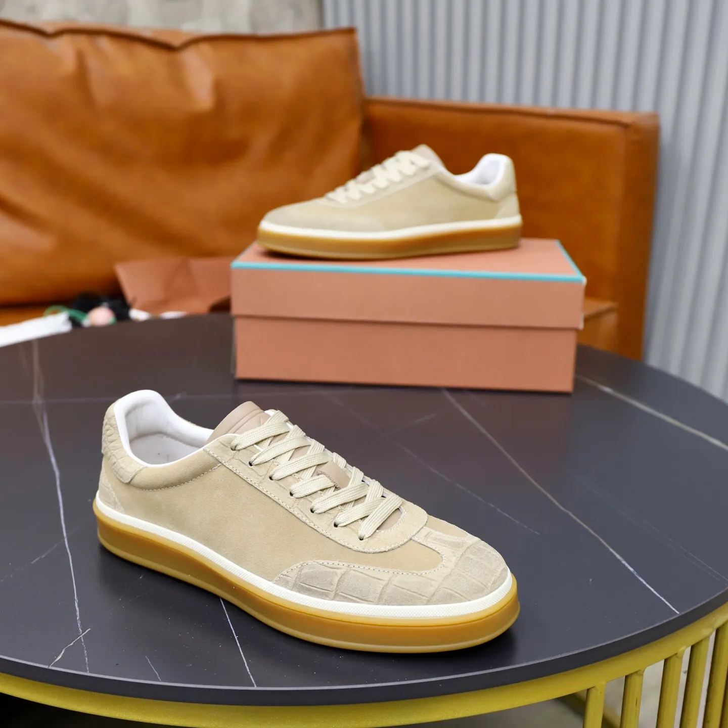 Ex-factory price: 560💰Loro Piana Tennis Walk men’s moral training sneakers! These new textured leather tennis shoes feature an ultra-low-top design for year-round wear and are water-resistant. The wrapped sole creates an effortlessly attractive color combination that harmoniously blends functionality with understated style. The ideal footwear option for urban dressing. The heel is decorated with a soft calfskin tongue with Kummel color inserts and an embossed LP logo. Cotton shoelaces. Material: Upper: Gray woven stitching with cowhide accents! Sole: Rubber lining: Cow leather original rubber sole, excellent foot comfort, complete package! Size: 38-39-40-41-42-43-44 leather shoe size (4546 can be customized)